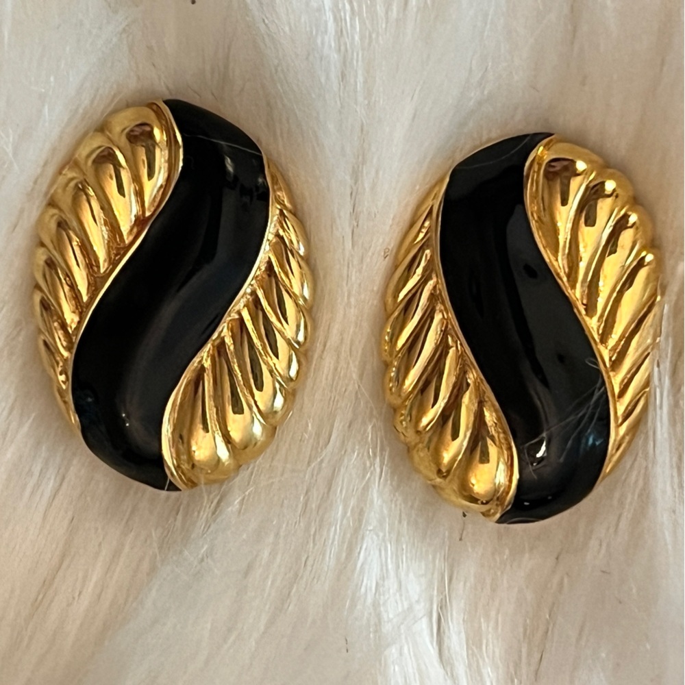 Elegant Gold and Black Women's Earrings